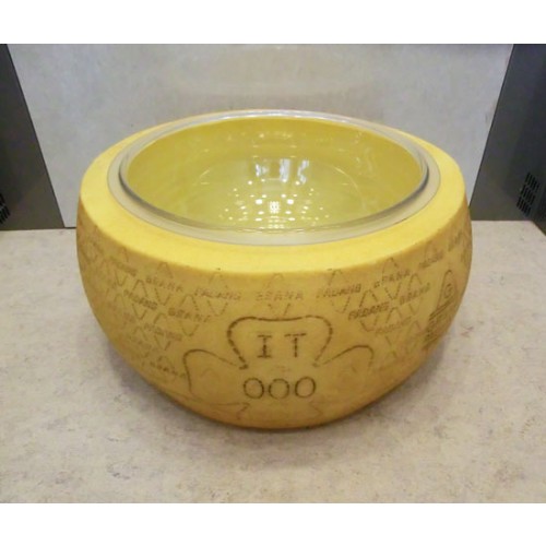 Forma di Grana padano con la ciotola