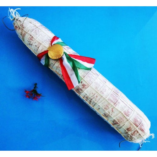 1 salame grande finto colore muffa con rete, lungo cm 45, diametro cm 6,5. Con coccarda tricolore fermata da un sigillo per salumi, colore oro, con stampa "PRODOTTO ITALIANO", prezzi per 1 pezzo.