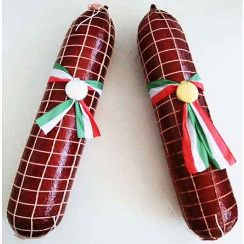 2 salami o salsicce finte, grandi, colore violetto, con rete, lunghe cm 40, diametro cm 9, con coccarda tricolore fermata da un sigillo per salumi, colore oro oppure argento, con stampa "PRODOTTO ITALIANO", prezzi per 2 pezzi.