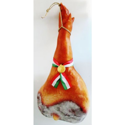 Prosciutto finto San Daniele cm 28x58, con coccarda tricolore fermata da un sigillo colore oro, con stampato in rilievo un prosciutto e le scritte "PROSCIUTTO ITALIANO" e "SIGILLO DI GARANZIA".