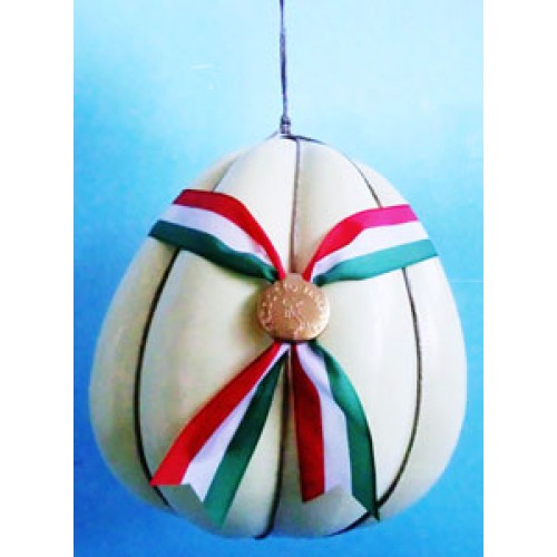 Provolone grande finto cm 27, con sigillo e coccarda tricolore.