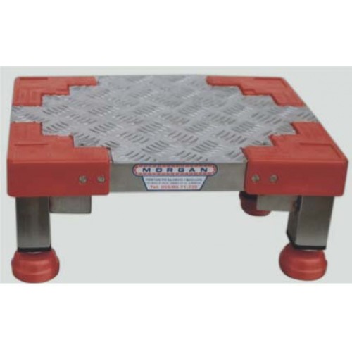 Pedana in acciaio inox mandorlato-antiscivolo, modello coop. cm 40x30xH20, prezzo cadauna. Pedana in acciaio inox mandorlato-antiscivolo, modello coop. cm 40x30xH20, prezzo cadauna.