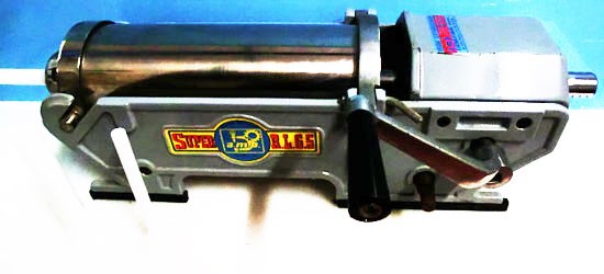 Insaccatrice per salumi AMB SUPER RL 6,5, usata solo 1 volta a scopo dimostrativo. Capacità litri 6,5, a 2 velocità - € 340,00