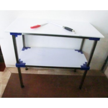 Tavoli inox per ristorazione, macelleria, supermercati e negozi; da lavoro e per appoggio macchine. Morganline modello standard telaio e piano in polietilene sopra, sotto solo telaio.