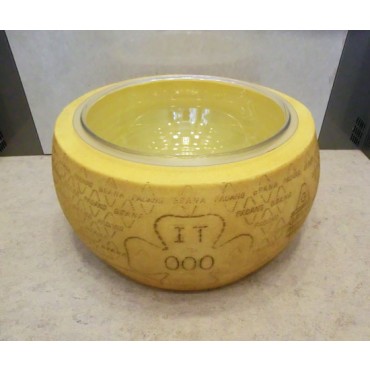 Forma di Grana padano con la ciotola