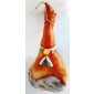 Prosciutto finto San Daniele cm 28x58, con coccarda tricolore fermata da un sigillo colore oro, con stampato in rilievo un prosciutto e le scritte "PROSCIUTTO ITALIANO" e "SIGILLO DI GARANZIA".