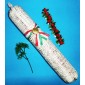 Salame gigante (salsiccione) finto, lunghezza cm 65, diametro cm 10, vestito con rete e coccarda tricolore fermata da un sigillo colore oro, con disegno in rilievo dell'Italia e scritte "PRODOTTO ITALIANO" e "SIGILLO DI GARANZIA".